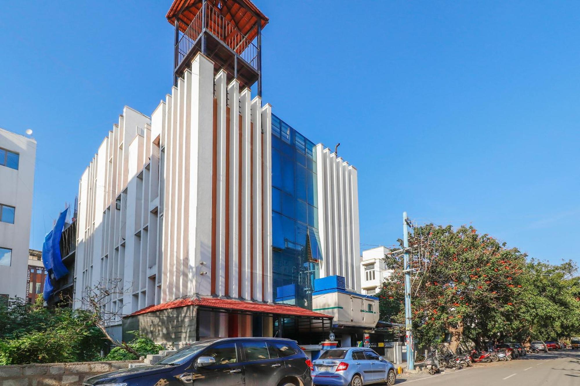 Emara Grand Hotel Bangalore Exterior photo